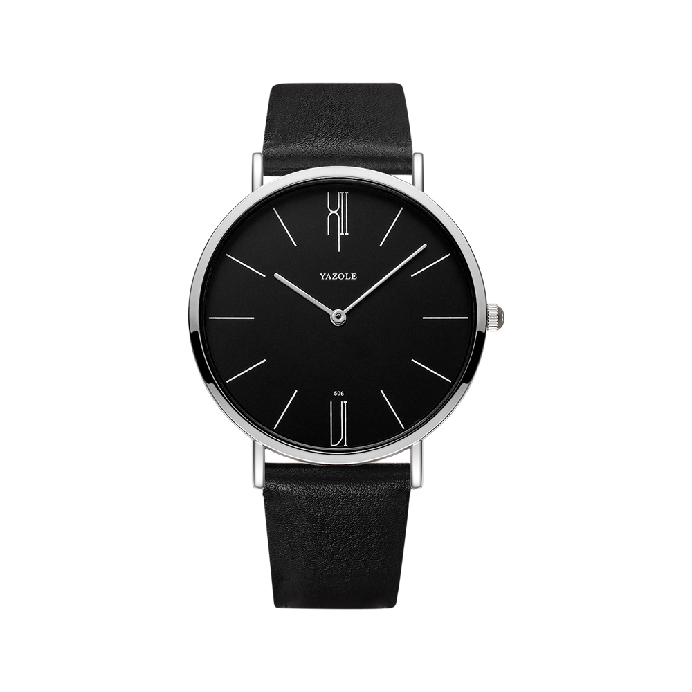 Boîtier argenté, cadran noir, bracelet noir.