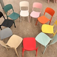 Chaise de salle à manger ergonomique moderne inclinable capitonnée en plastique avec dossier stable pour la maison, l'hôtel, la villa, les loisirs, le camping et l'usage commercial