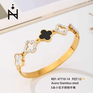 Bracelet manchette en acier inoxydable doré avec 5 motifs floraux pour femme, à porter au quotidien - Product Image 1