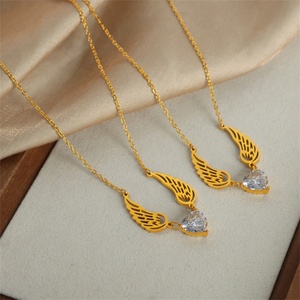 Collar con Colgante de Ala y Corazón de Acero Inoxidable Dorado con Circonita, Joyería Minimalista de Moda - Product Image 3