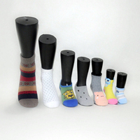 Ensemble de pieds de mannequin en plastique noir multi-tailles pour la présentation en magasin, idéal pour les bébés, les enfants et les adultes, parfait pour la photographie de chaussettes et de bas.