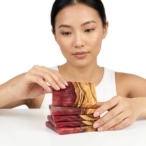 Dessous de verre en bois et résine époxy fabriqués à la main en bois recyclé pour une décoration intérieure écologique - Product Image 1