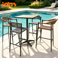 Ensemble de mobilier de jardin en rotin : Chaises de bar, table haute en bois et chaises en corde pour restaurant