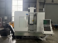 Centre d'usinage vertical CNC 5 axes simultanés avec course de 500 mm pour petits moules