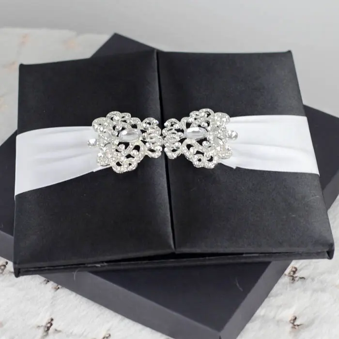 Vente en gros d'invitations de mariage folio en soie noire élégante de luxe faites à la main de haute qualité avec broche cartes RSVP