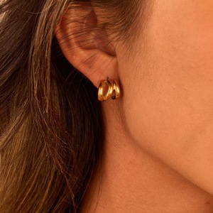 ต่างหูสแตนเลสทรงคลื่นสามชั้นทันสมัยสำหรับสุภาพสตรี ต่างหูขนาดเล็กสำหรับขายส่ง - Product Image 2