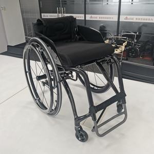 Fauteuil roulant sportif manuel ultra-léger en fibre de carbone 8 kg avec sac de rangement arrière amovible, installation rapide, roues de 24 pouces - Product Image 6