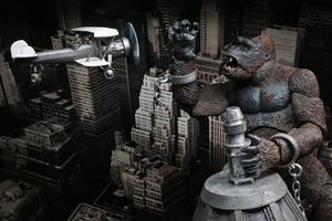 Figura de Acción NECA 42746 Orangutan King Vs. King of Monsters Skull Island City de 7 Pulgadas con Articulaciones Móviles - Product Image 4