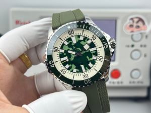 นาฬิกาสปอร์ตดีไซน์เนอร์คุณภาพสูงรุ่นใหม่ขายดี สำหรับทุกเพศทุกวัย แฟชั่นทันสมัย สายสแตนเลสและหนัง PU ตัวเรือนสีเขียว - Product Image 2