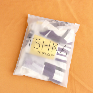 Sacs d'expédition givrés personnalisables 25x30cm avec votre logo, en plastique recyclé, pour vêtements, avec fermeture éclair, sacs d'emballage polyéthylène à fermeture éclair - Product Image 1