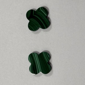 Perles en pierre de malachite naturelle polie verte 13x13x2mm en forme de fleur pour la fabrication de bijoux - Product Image 2