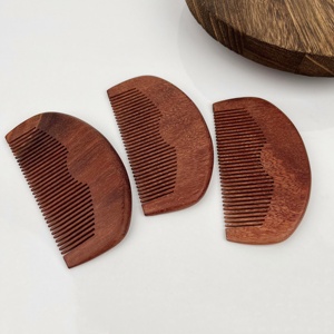 Venta al por mayor: Peine de <span class=keywords><strong>barba</strong></span> de madera de bolsillo con dientes finos, antiestático, portátil para el cuidado de <span class=keywords><strong>la</strong></span> <span class=keywords><strong>barba</strong></span> y el vello facial masculino. - Product Image 1