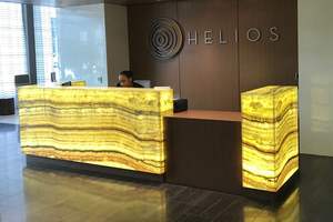 Yushi מטבח שיש טבעי צבעוני שקוף להתאמה אישית מטבח השיש הטבעי משטח אבן זוהרת מודרני עבור מלון וילה - Product Image 6