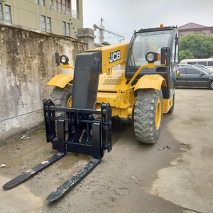 Montacargas Compacto JCB 535 con Motor Diésel, Tracción 4x4, Mástil de Dos Etapas, Cabina Cerrada Amarilla con Cucharón, Neumáticos Todoterreno - Product Image 5