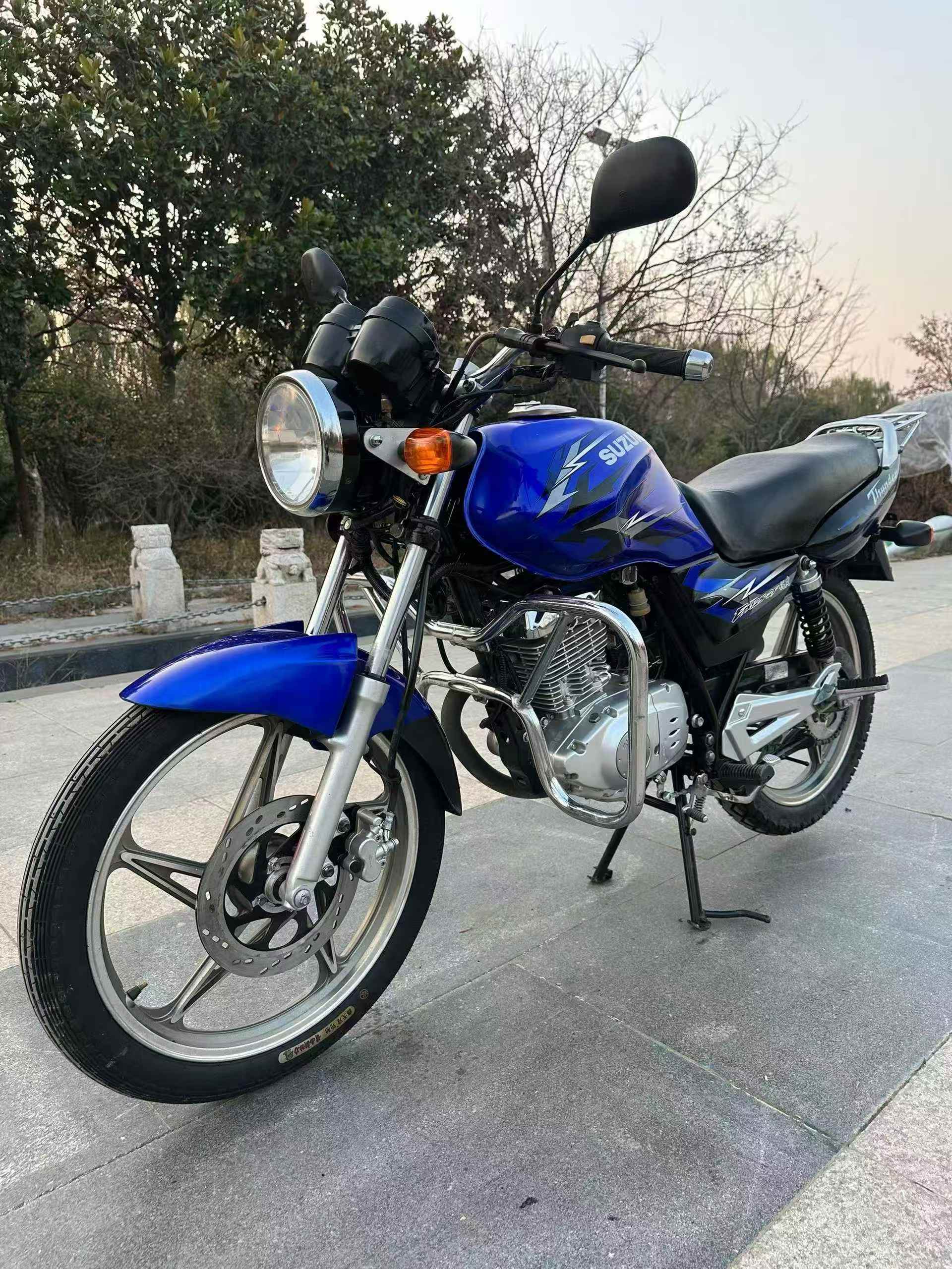 Suzuki EN125 125cc Street Motorcycle Air Cooled EFI Single 