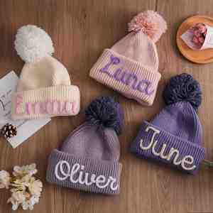 Chapeau tricoté personnalisé pour bébé avec nom brodé, bonnet personnalisé pour enfants avec pompon, bonnets d'hiver faits à la main - Product Image 3