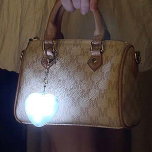 Nueva Linterna Recargable en Forma de Corazón con Llavero Táctil, Accesorio para Bolsos, Colgante con Luz LED, Llavero con Luz Nocturna - Product Image 3