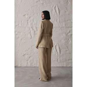 Elegante Conjunto de Traje con Cinturón para Mujer, Pantalones y Chaqueta de Tela Tejida, Beige, Manga Larga, Ropa Formal de Oficina - Product Image 1