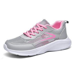 รองเท้าเดินตาข่ายสำหรับผู้หญิง แบบผูกเชือก หัวกลม พื้นเรียบ ระบายอากาศได้ดี พื้นรองเท้าชั้นกลาง EVA พื้นรองเท้าด้านนอกยาง เหมาะกับทุกฤดู สีเทาชมพู - Product Image 1