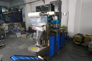 Suministro de Fábrica YaoLin: Elevador Vertical Automático con Alimentación de Tornillos para Materiales Químicos y Plásticos, 220V 1000W de Potencia - Product Image 5