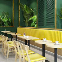 Ensemble de mobilier de restaurant de luxe en bois : chaises de salle à manger et table en marbre artificiel, banquette de cantine en cuir jaune et gris