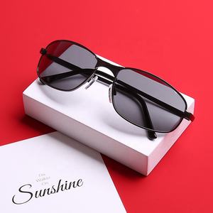 Diseñador <span class=keywords><strong>2021</strong></span> Gafas de Sol de moda personalizadas Tonos rectangulares pequeños para hombres y mujeres Marcos de metal rojo azul blanco oro - Product Image 2