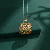 Vente en gros de sac cube creux plaqué or Cage à oiseaux Boule de musique de grossesse Ailes d'ange en forme de diffuseur d'huile essentielle Collier médaillon