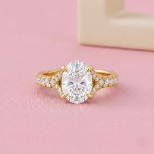 Bague de fiançailles solitaire ovale de luxe avec bande en or à double coudille et accents de diamants pavés pour bijoux de mariée élégants - Product Image 1