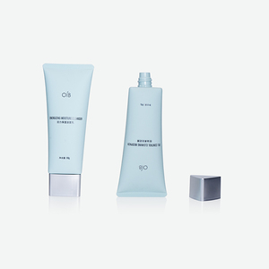Tube souple PE bleu pâle avec impression de logo minimaliste personnalisée et capuchon triangulaire argenté électroplaqué pour nettoyant hydratant - Product Image 3
