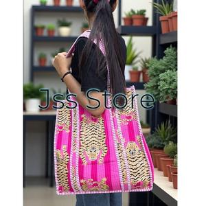 Bolso de mano acolchado de algodón que destaca la artesanía tradicional de los bloques florales hechos a mano para uso diario y una vida consciente. - Product Image 1