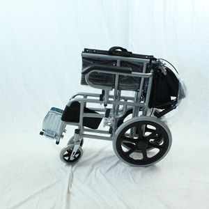 Fauteuil roulant manuel pliable léger 12,5 kg en alliage d'acier inclinable pour personnes âgées, usage hospitalier - Product Image 1