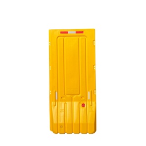 Barrière en plastique remplie d'eau jaune haute visibilité pour la sécurité routière et le contrôle des foules - Product Image 1
