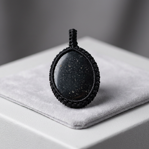 Pendentif en macramé avec cabochon ovale en tourmaline noire naturelle, cordon noir tressé à la main, bijoux bohèmes en pierres précieuses, vente en gros, fournisseur indien - Product Image 5