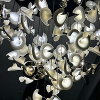 Lustre en verre cristal à pétales irréguliers de luxe, suspension créative sculpturale pour hall d'ascenseur et éclairage de projet à plafond haut