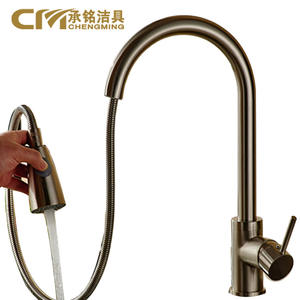 Grifo de Cocina Chengming Monomando de Sobremesa con Rociador Extraíble, Estilo Europeo, Acabado Negro Cepillado - Product Image 2