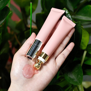 Brillo labial vegano transparente con sabor a frutas, voluminizador de labios, aceite labial con tinte de frutas, etiqueta privada, en tubo rosa con aplicador de masaje. - Product Image 5