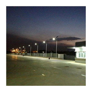 Lampe solaire LED pour éclairage public, fabricant chinois, IP65 étanche, alimentée par courant continu/alternatif/batterie, en alliage d'aluminium, éclairage extérieur pour routes - Product Image 2