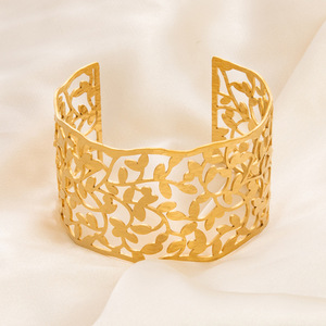 Brazalete Ancho de Estilo Europeo con Diseño de Hojas, Chapado en Oro de 18k, Ajustable, Joyería para Mujer - Product Image 3