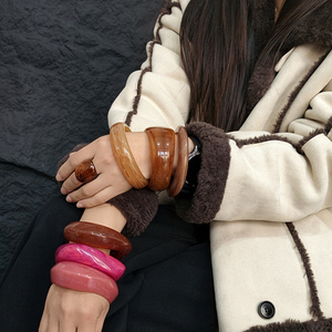 حامل عرض أكريليك بالجملة من UJBOX للمجوهرات الراقية، تصميم فني رخامي عريض لعرض الأساور، ديكور متجر جذاب، الحد الأدنى للطلب منخفض - Product Image 5