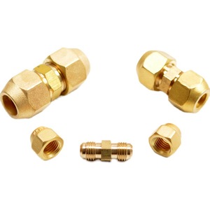 Conector de latón sin soldadura para tuberías de 6-19 mm con rosca - Product Image 1