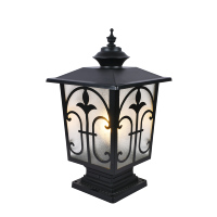 Luxe buitenlantaarn met decoratief Fleur-de-lis frame en matglas