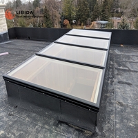 Puits de lumière modernes en aluminium avec verre feuilleté trempé, conception suspendue, pivot central vertical pour toits plats, dernière génération pour les maisons