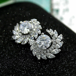 Orecchini a forma di C con foglie floreali e zirconi per donna, gioielli semplici e alla moda. - Product Image 3