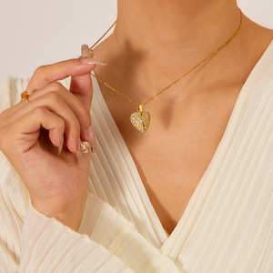 Collar con Colgante de Corazón en Blanco con Alas de Ángel Guardián, Chapado en Oro PVD, Acero Inoxidable 316L, para Grabado Láser - Product Image 4