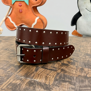 Ceinture en cuir véritable de qualité supérieure pour hommes avec boucle argentée mate et détails de rivets métalliques - Product Image 1
