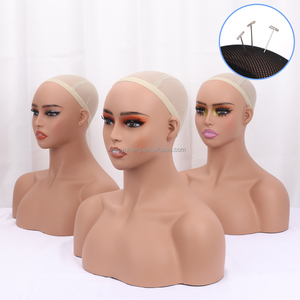 Testa di Manichino Femminile Realistica Stile Europeo, Espositore in PVC Nero con Sciarpa, Cappello e Parrucca - Product Image 2