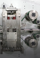 CE-zertifizierte voll automatische Baby windel maschine Neuer Zustand Hergestellt in Indien mit Holz zellstoff als Rohmaterial
