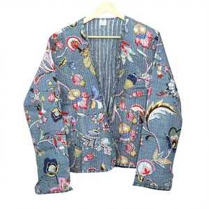 Veste courte réversible en coton pur matelassé respirant à col en V et manches longues pour femme, motif floral imprimé, faite à la main et de haute qualité - Product Image 1