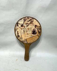 Assiette décorative Heritage Script avec impressions vintage superposées, surface recouverte d'impressions vintage, évoquant des journaux anciens, collection de designers avec écritures manuscrites. - Product Image 4