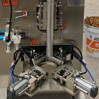 Machine de remplissage et d'emballage automatique pour sachets triangulaires en forme de pyramide de boules de dattes et de sésame